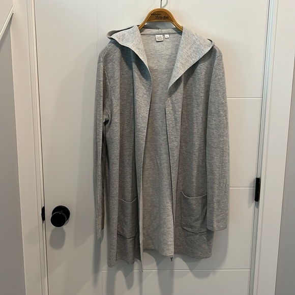 🚩 Twik gray cardigan size large - Picture 2 of 9